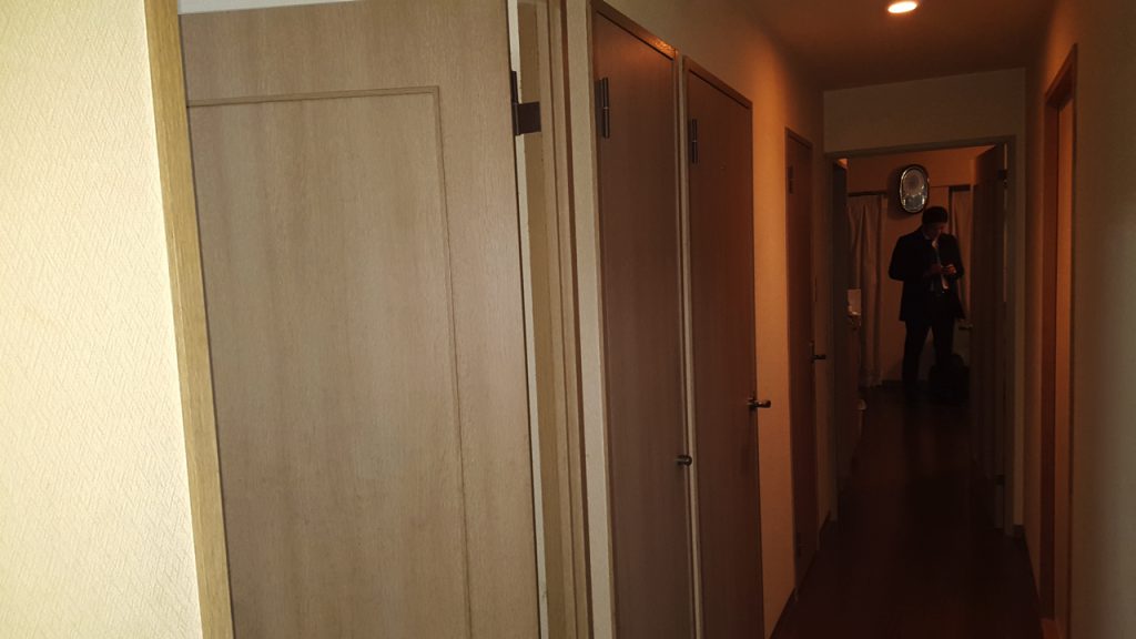 廊下　前